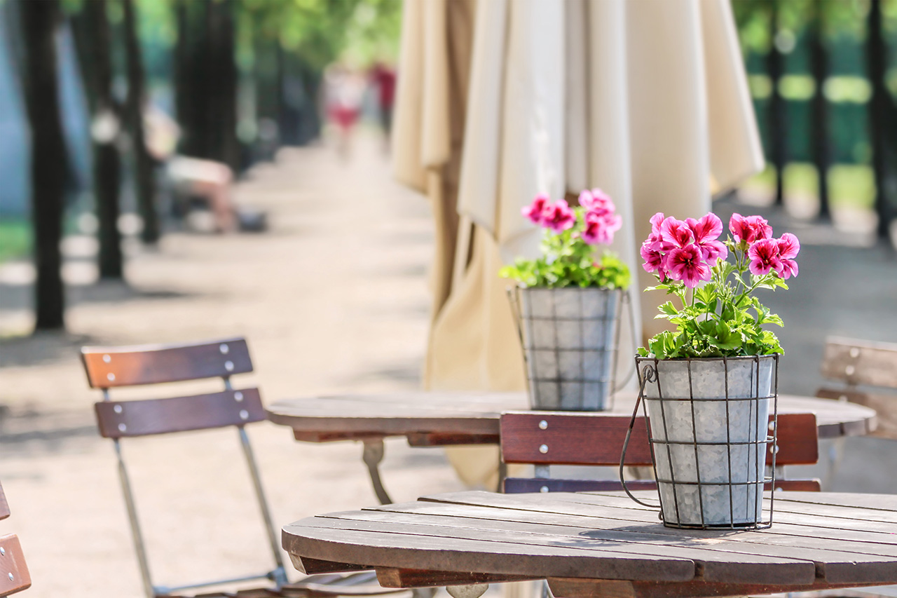 Garden-restaurant-in-the-park